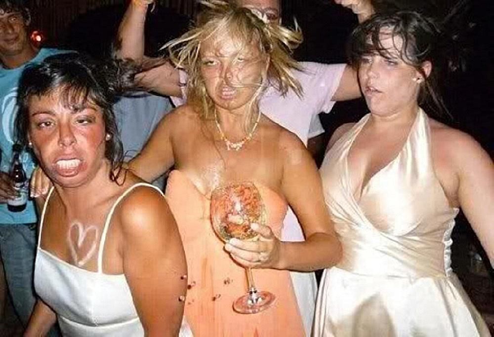 Вечеринка и много пьяных девушек