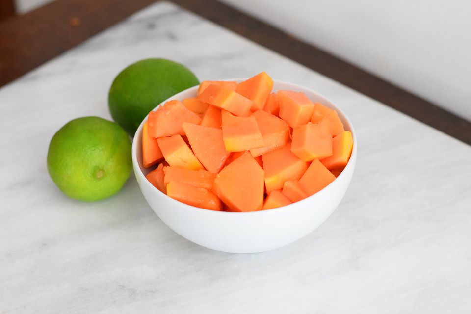 how to cut and eat a papaya