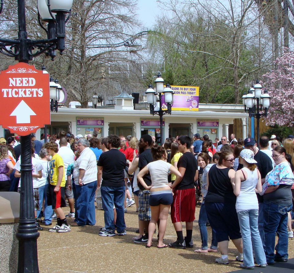 10 Ways to Find Six Flags Discounts for Budget Travel