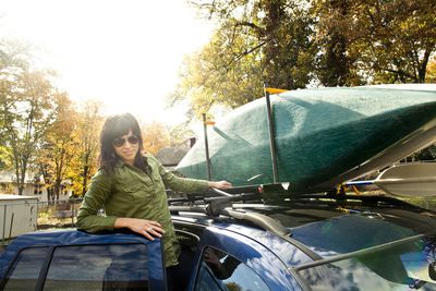 how to strap a canoe or kayak to a roof rack