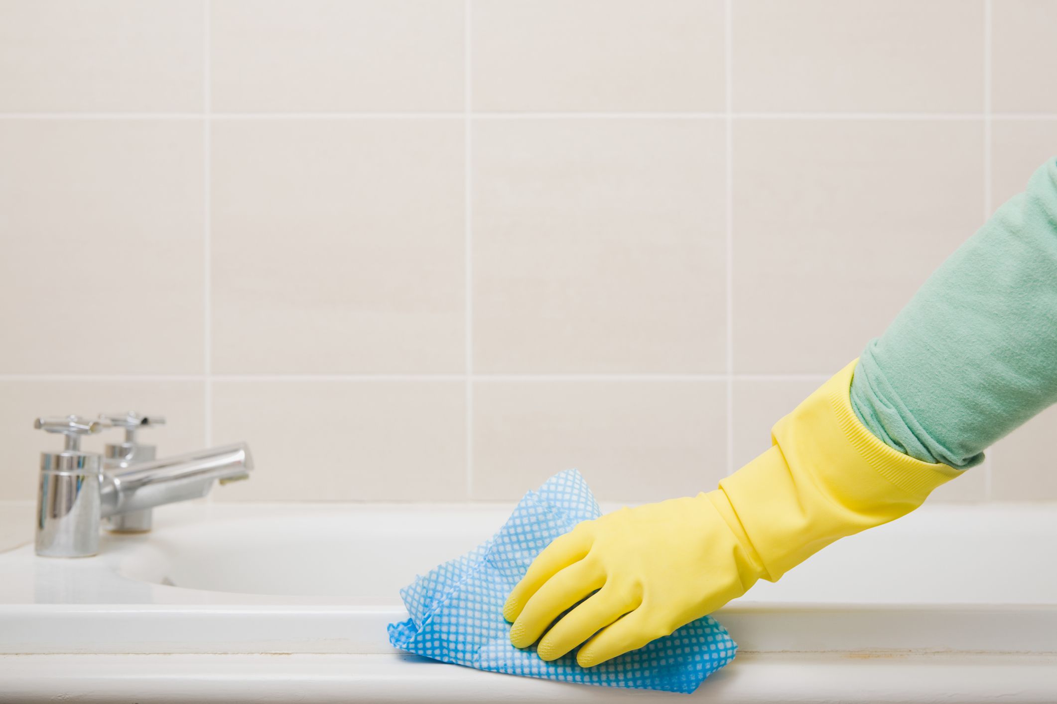 Removing Rust Stains From Toilets, Tubs and Sinks