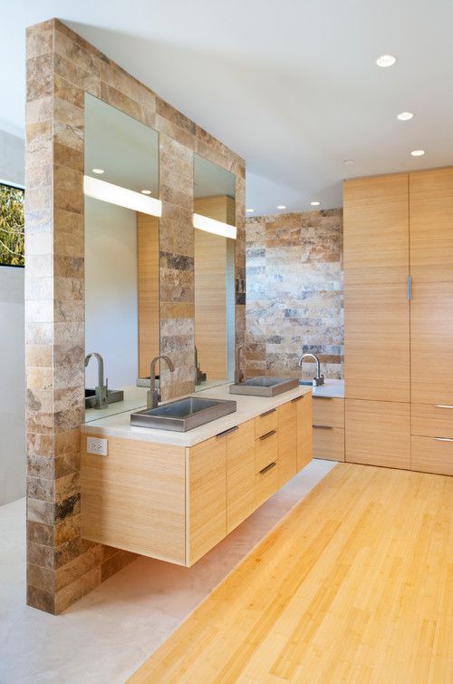 sàn phòng tắm lát bằng tre tạo sự thân thiện và thư thái trong không gian riêng tư này