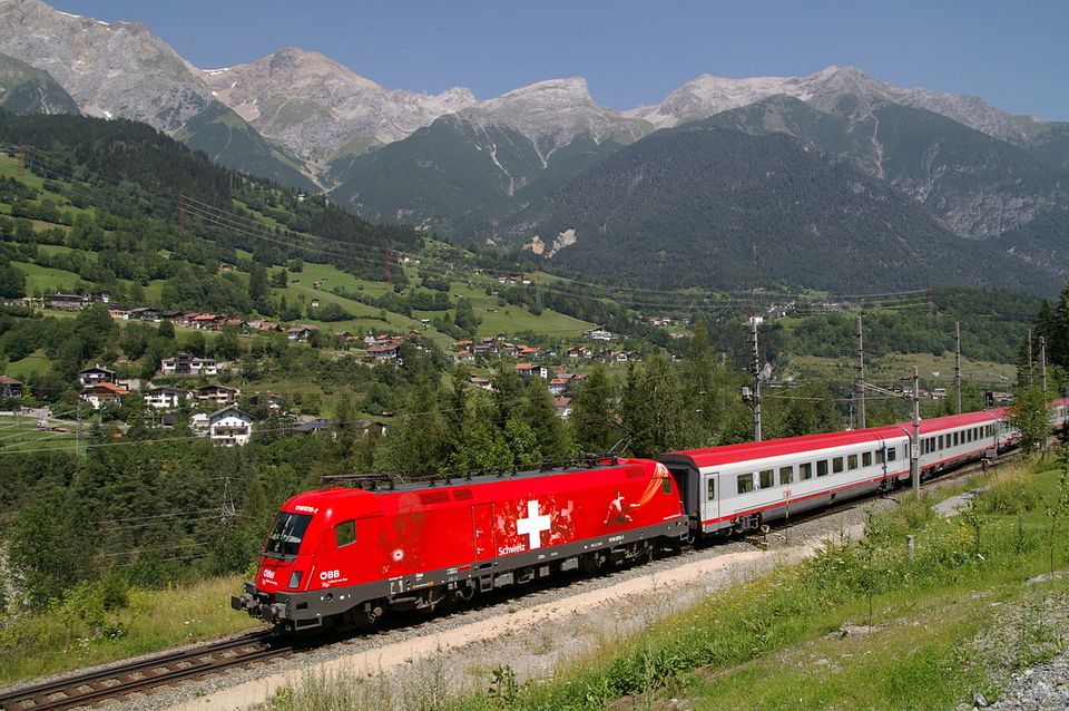 3 Amazingly Beautiful Scenic Train Routes In Austria