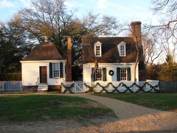 Walking Tour of Williamsburg's Christmas Decorations