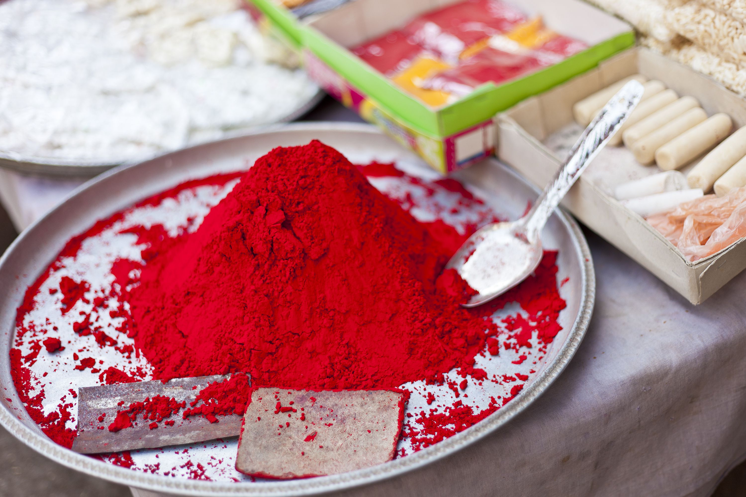 how-to-make-natural-red-fabric-dye-from-plants