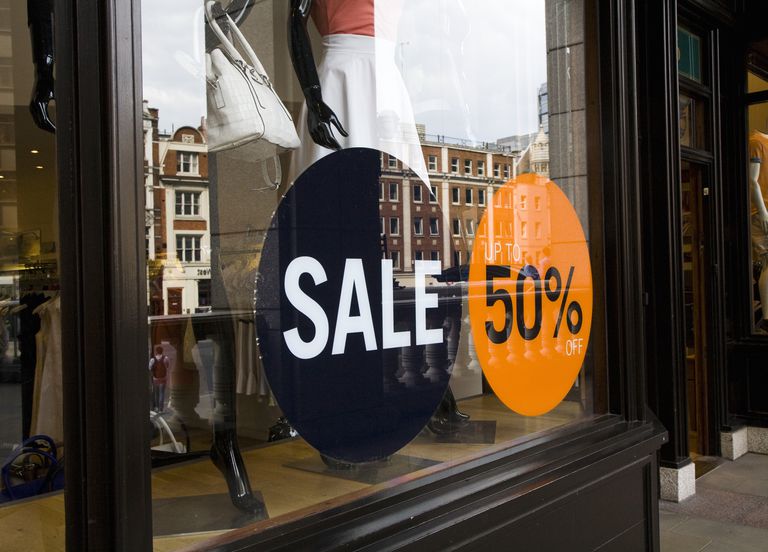 Signe de la vente dans la vitrine