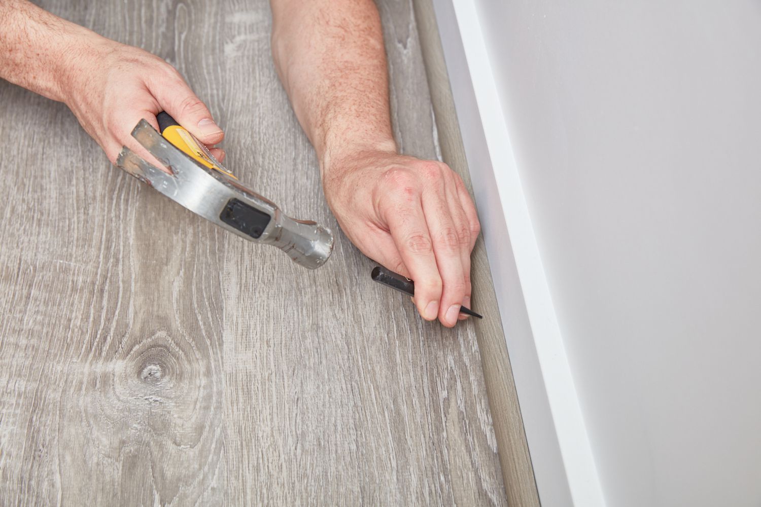 how to install floor molding