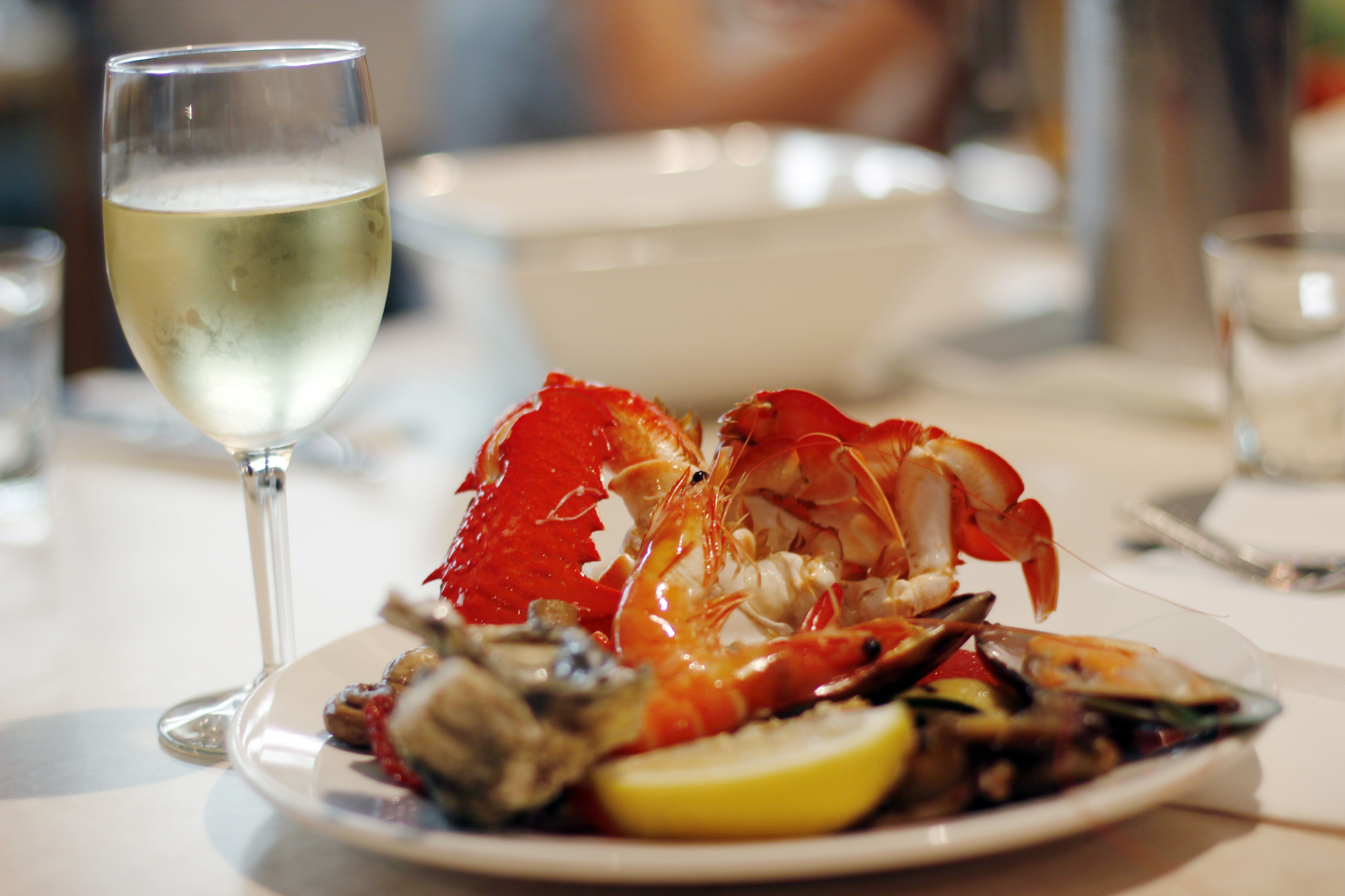 what wine goes well with lobster