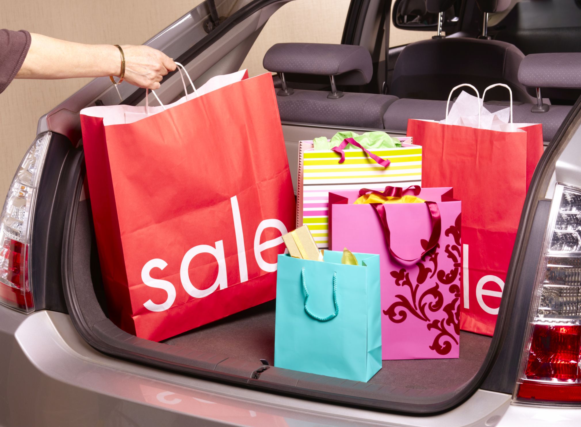 A Bargain Shopper&#39;s Comprehensive Guide to Seasonal Sales