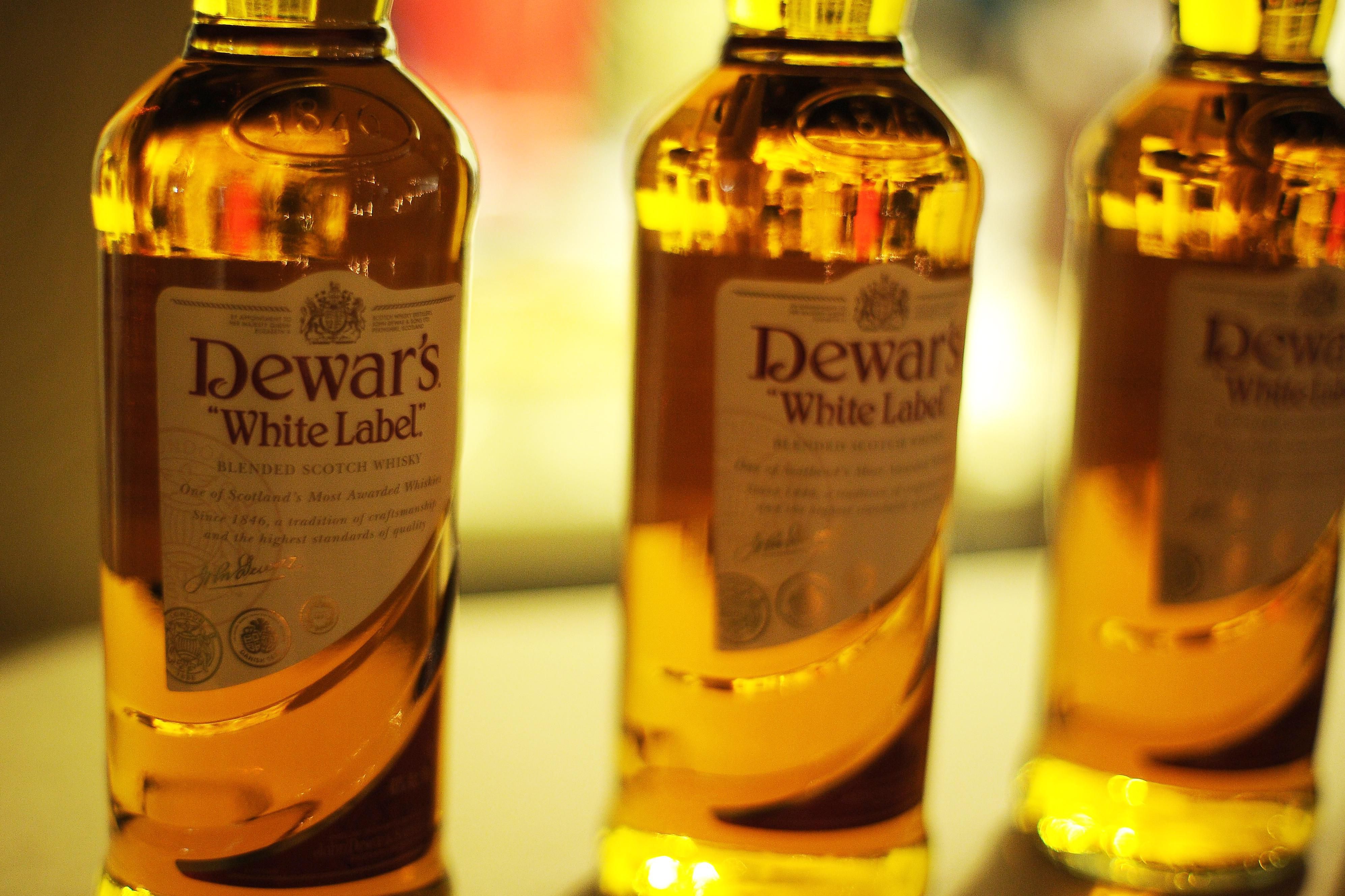 White l. Дюарс Уайт лейбл. Коктейль Dewars White Label. Виски с белой этикеткой. Виски d.