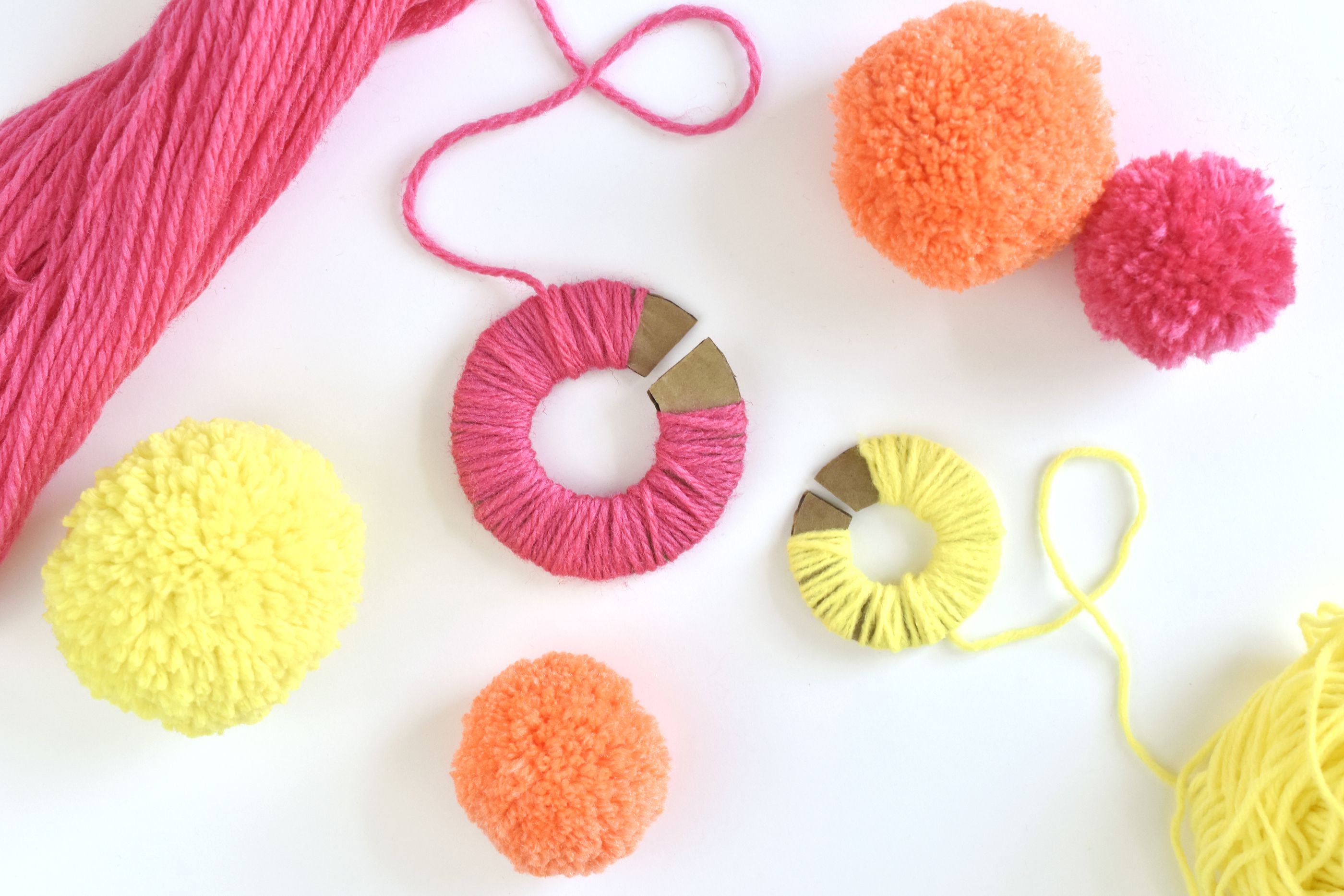 make a yarn pompom