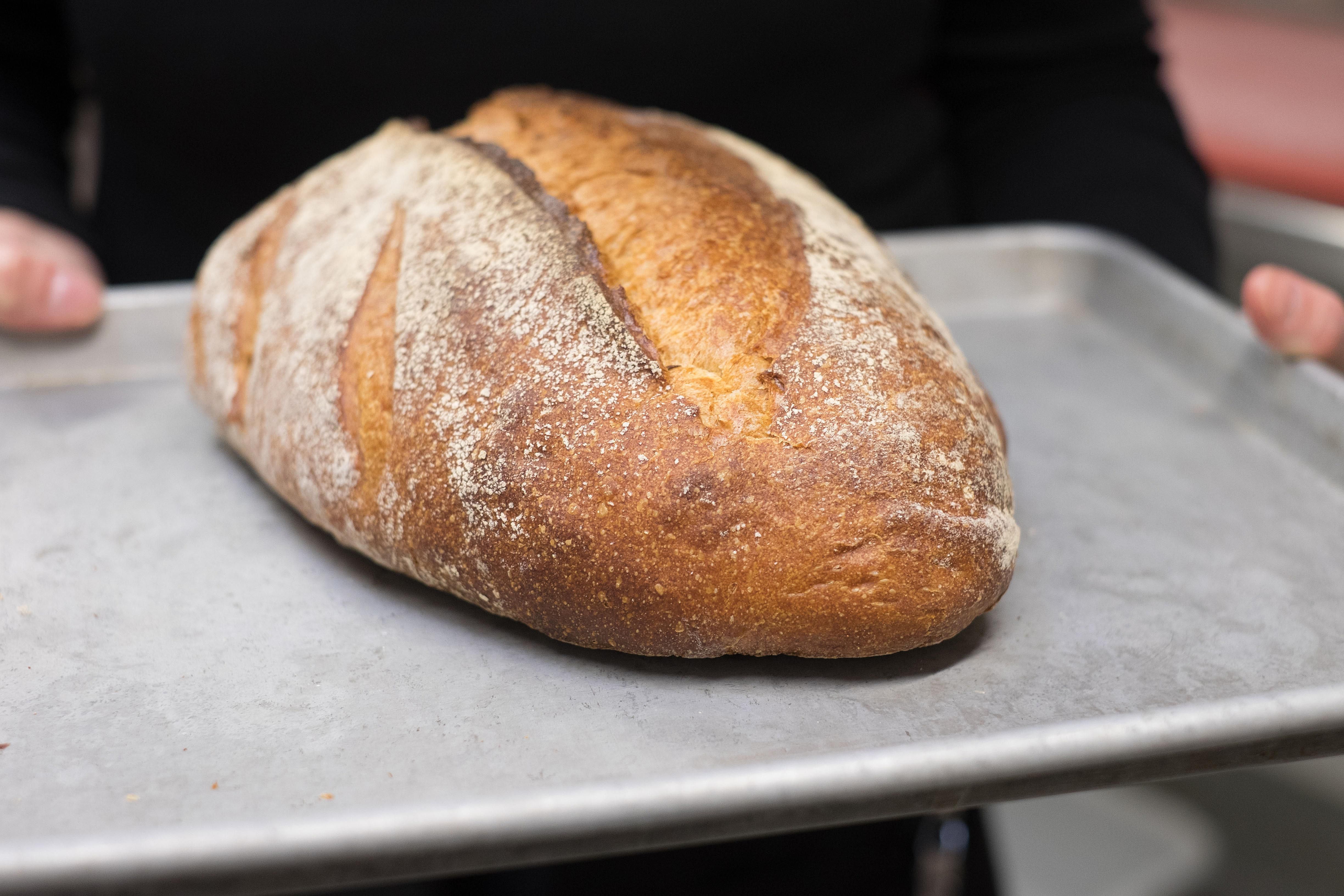 Хлеб в яйце в духовке рецепт. Нахаш хлеб. Домашний хлеб. Хлеб Буханка. Буханка хлеба фото.