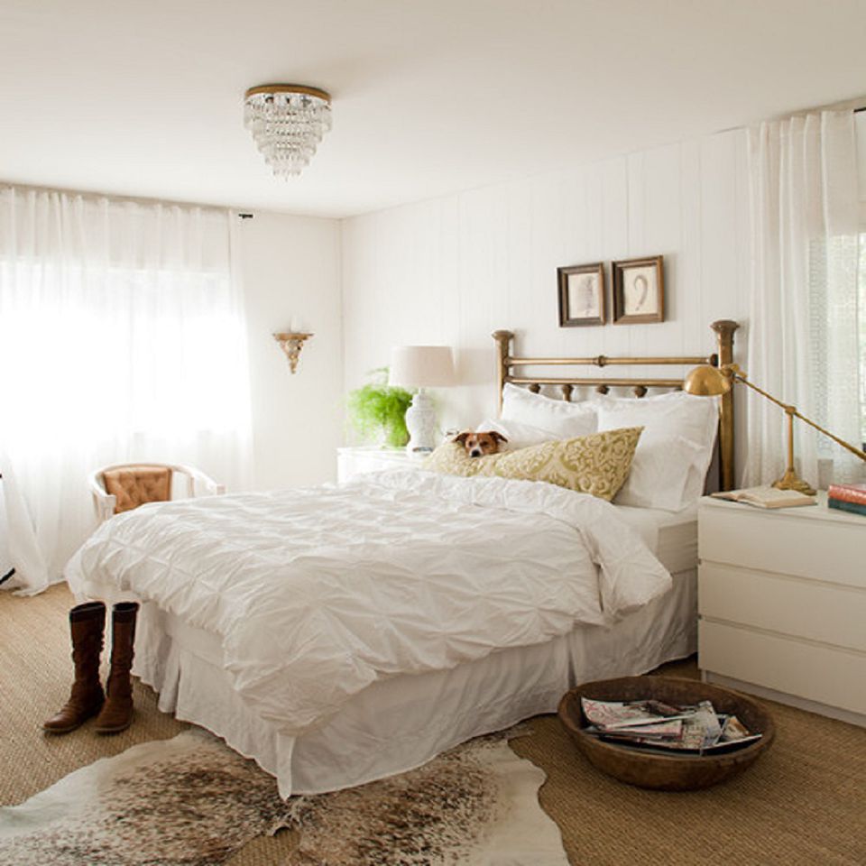 Decorating Bedrooms with White Walls