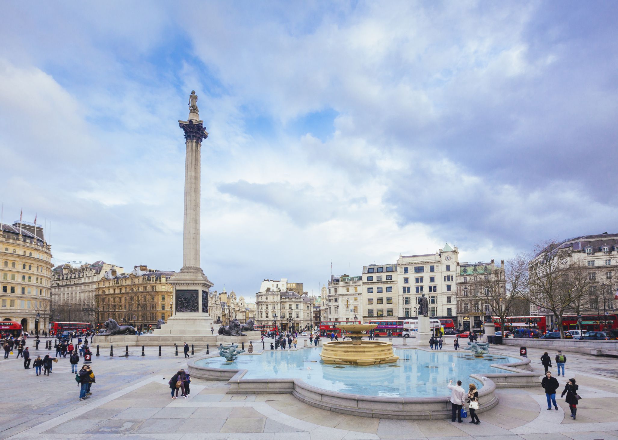 Площадь велико. Трафальгар сквер Лондон. Трафальгарская площадь (Trafalgar Square). Площадь Трафальгарская площадь в Лондоне. Достопримечательности Лондона Трафальгарская площадь.