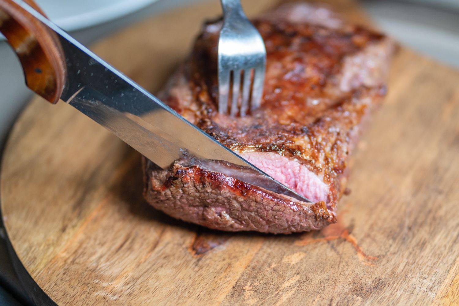 Есть мясо с ножа. Жареное мясо. Нарезанное мясо. Пережаренное мясо.