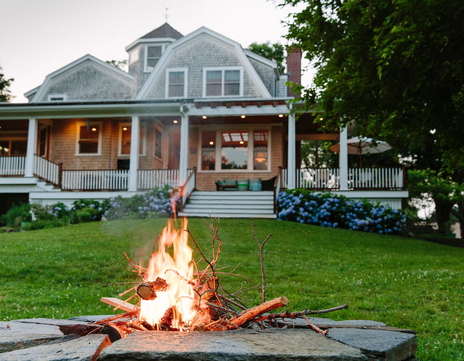 10 DIY Backyard Fire Pits