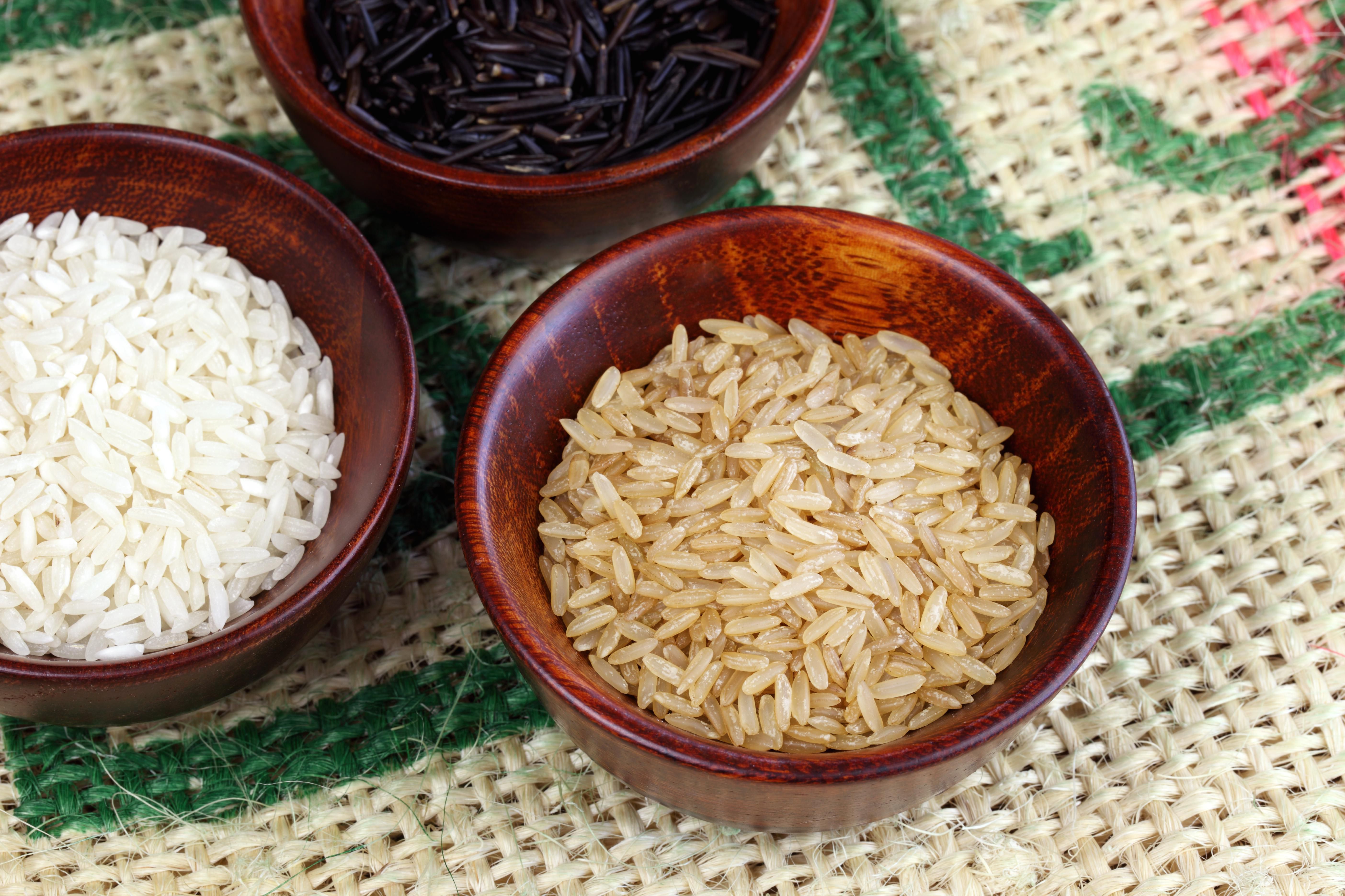 Рис и бурый рис разница. Айдани рис. Бурый рис. Неочищенный рис. Коричневый рис.