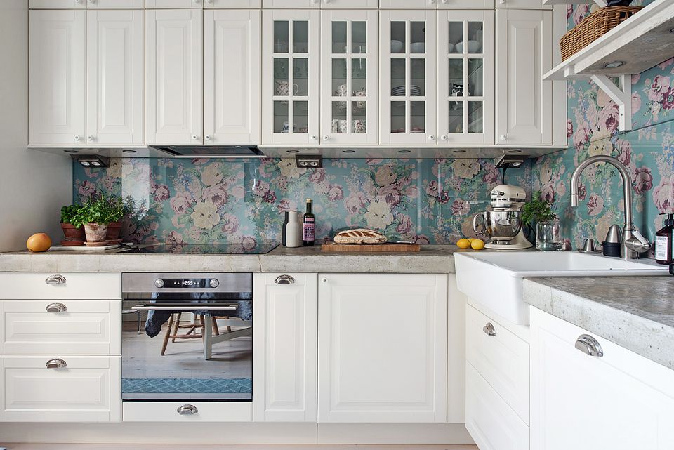 Lovely Floral kitchen backsplash via smallspaces