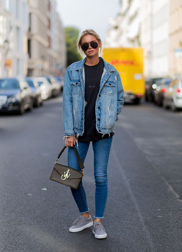How to Dress Up Jeans and a T-Shirt to Look More Chic