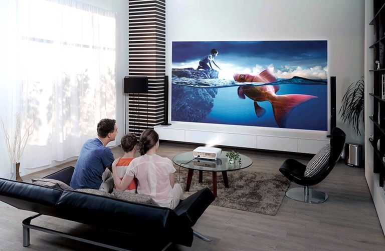 ultra short throw projector