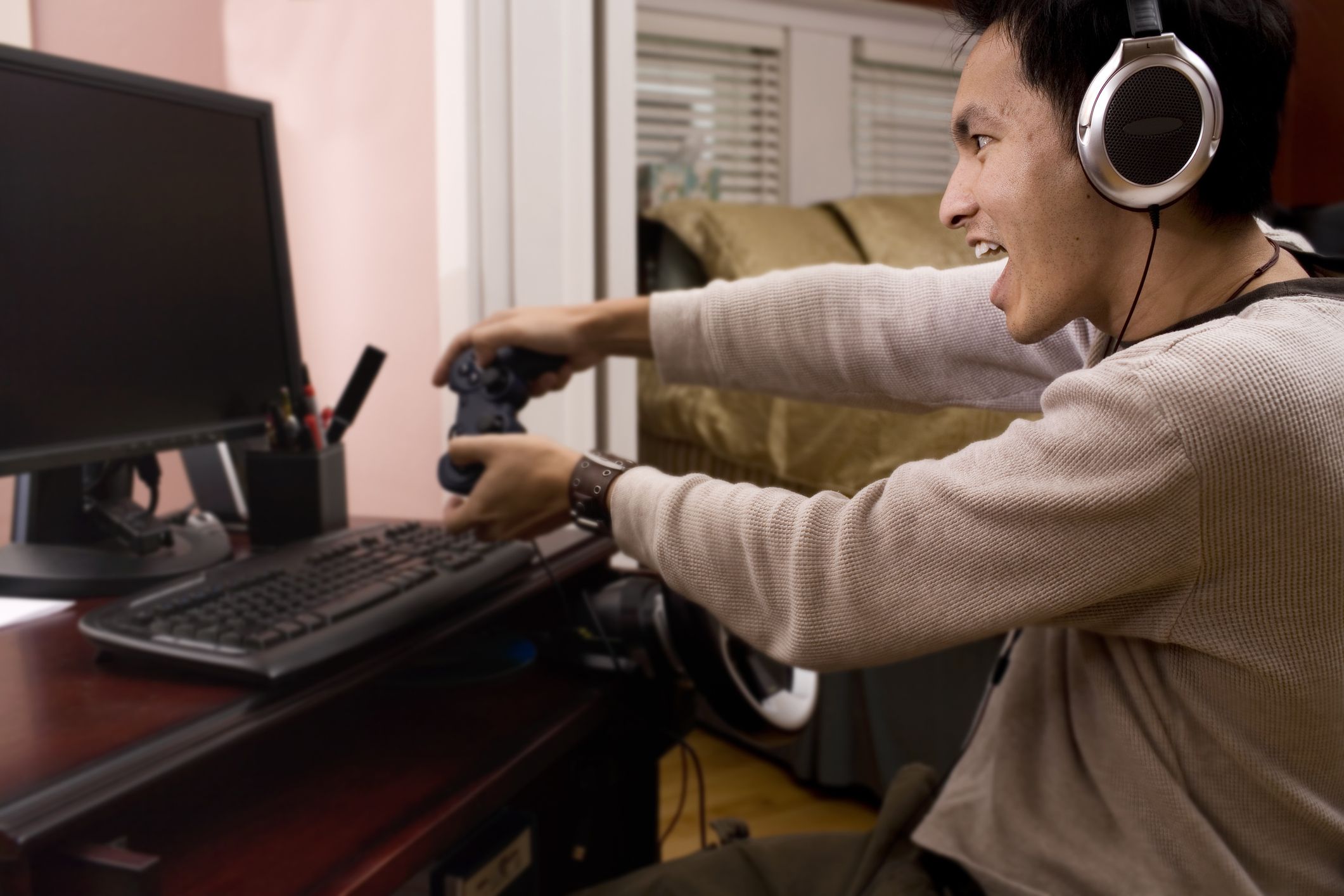 Компьютерная игра представляют собой. Игрок в компьютерные игры. Геймер за компьютером. Человек играющий в компьютер. Люди играющие в комп.