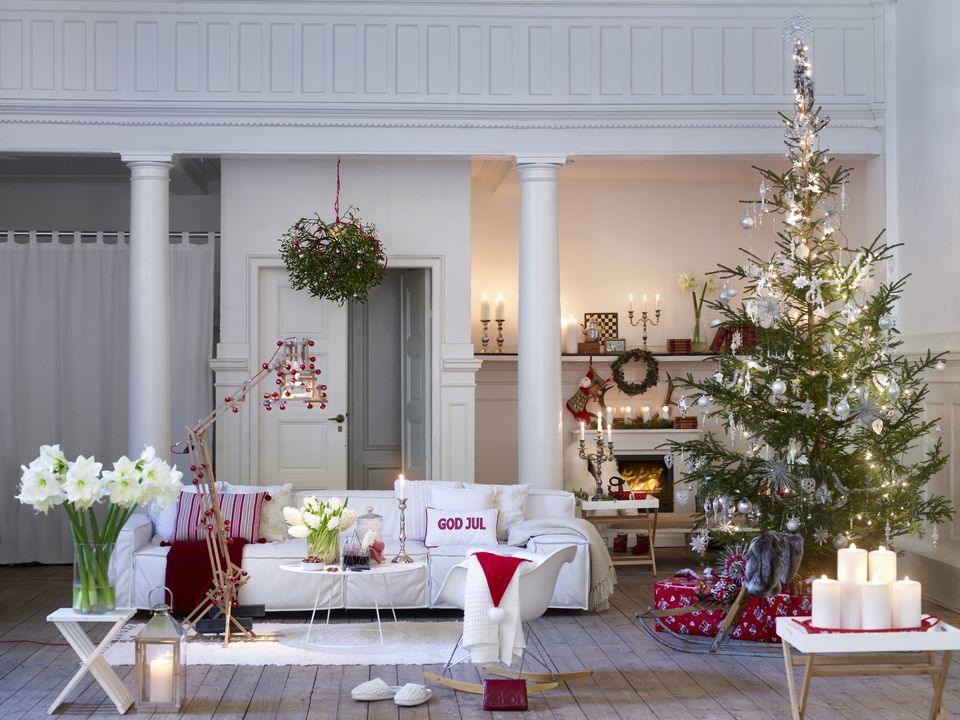 15 Beautiful Ways to Decorate the Living Room  for Christmas