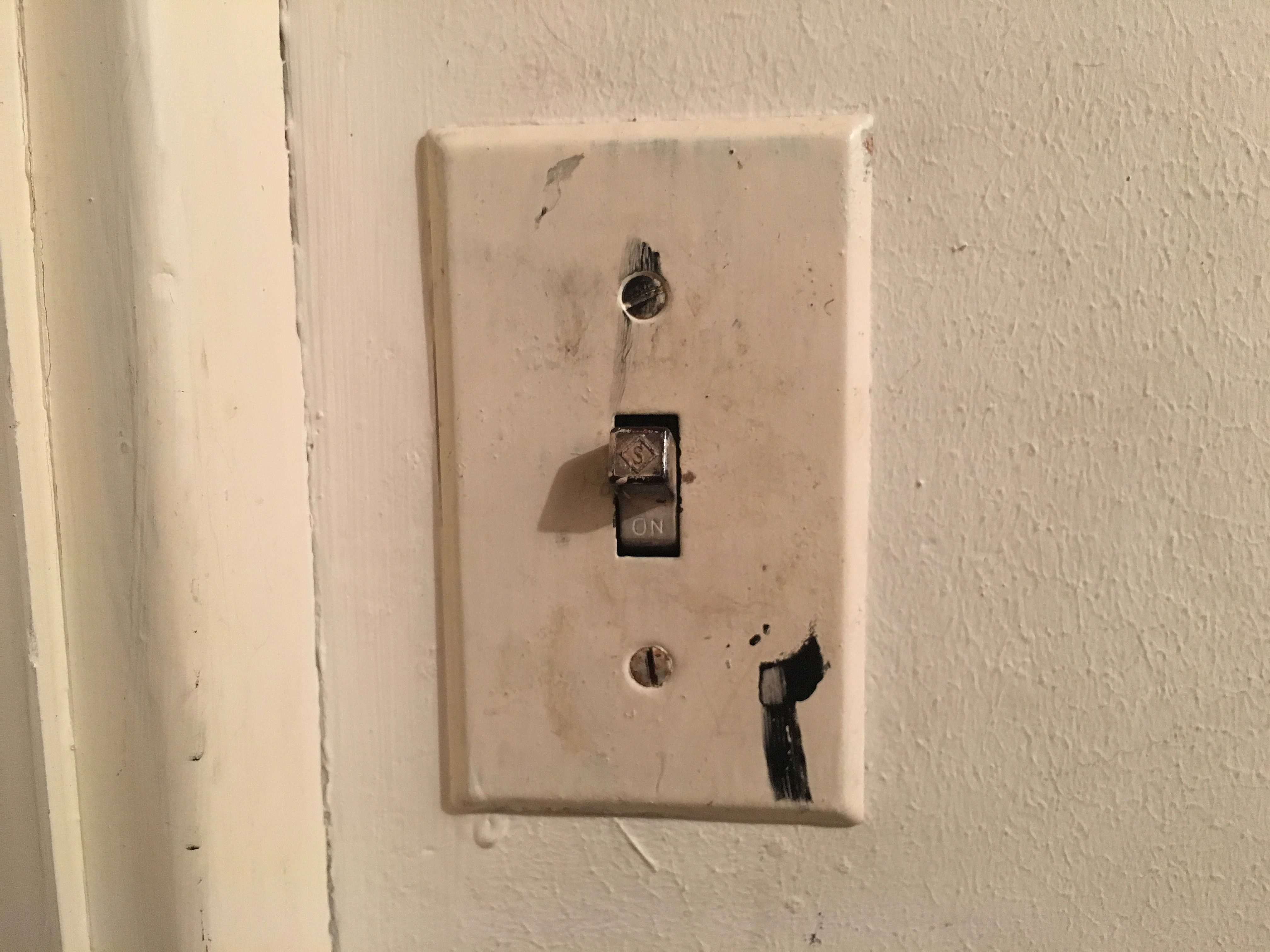 Выключи предыдущий. Старые советские выключатели. Старый настенный выключатель. Выключатели в квартире. Старые выключатели света.