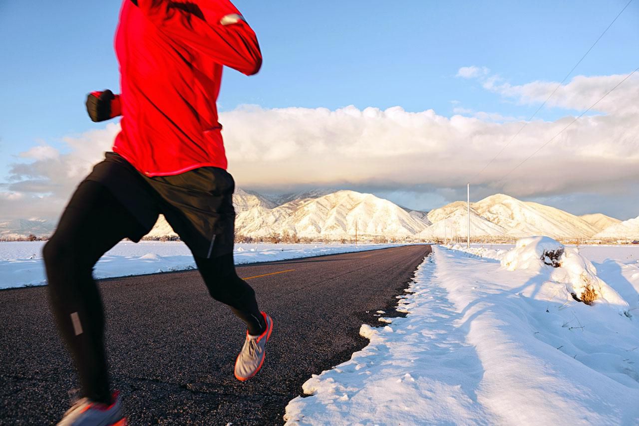 Зима бег растяжка. Cold-Runner. Cold weather. Фото шаги марафон зима.