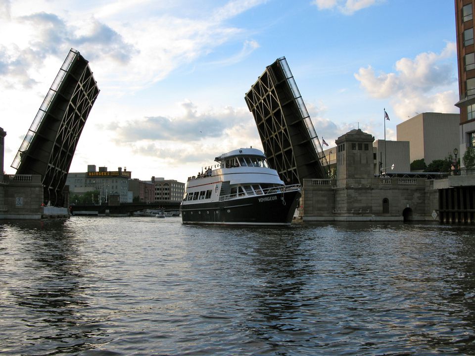 booze cruise milwaukee river