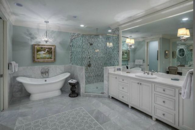 17 Gorgeous Bathrooms With Marble Tile