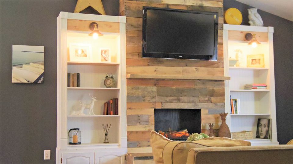 15 DIY Reclaimed Wood and Pallet Fireplace Surrounds