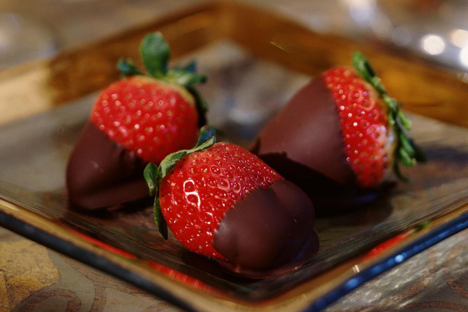 Easy Chocolate Dipped Strawberries Recipe