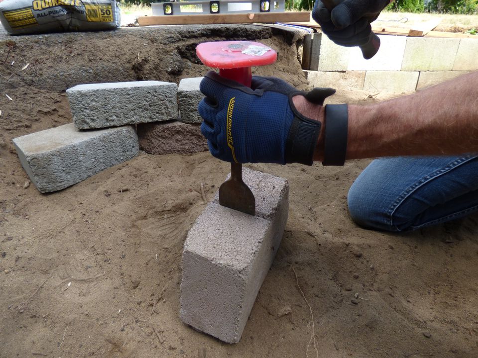 How to Lay a Retaining Wall with Blocks