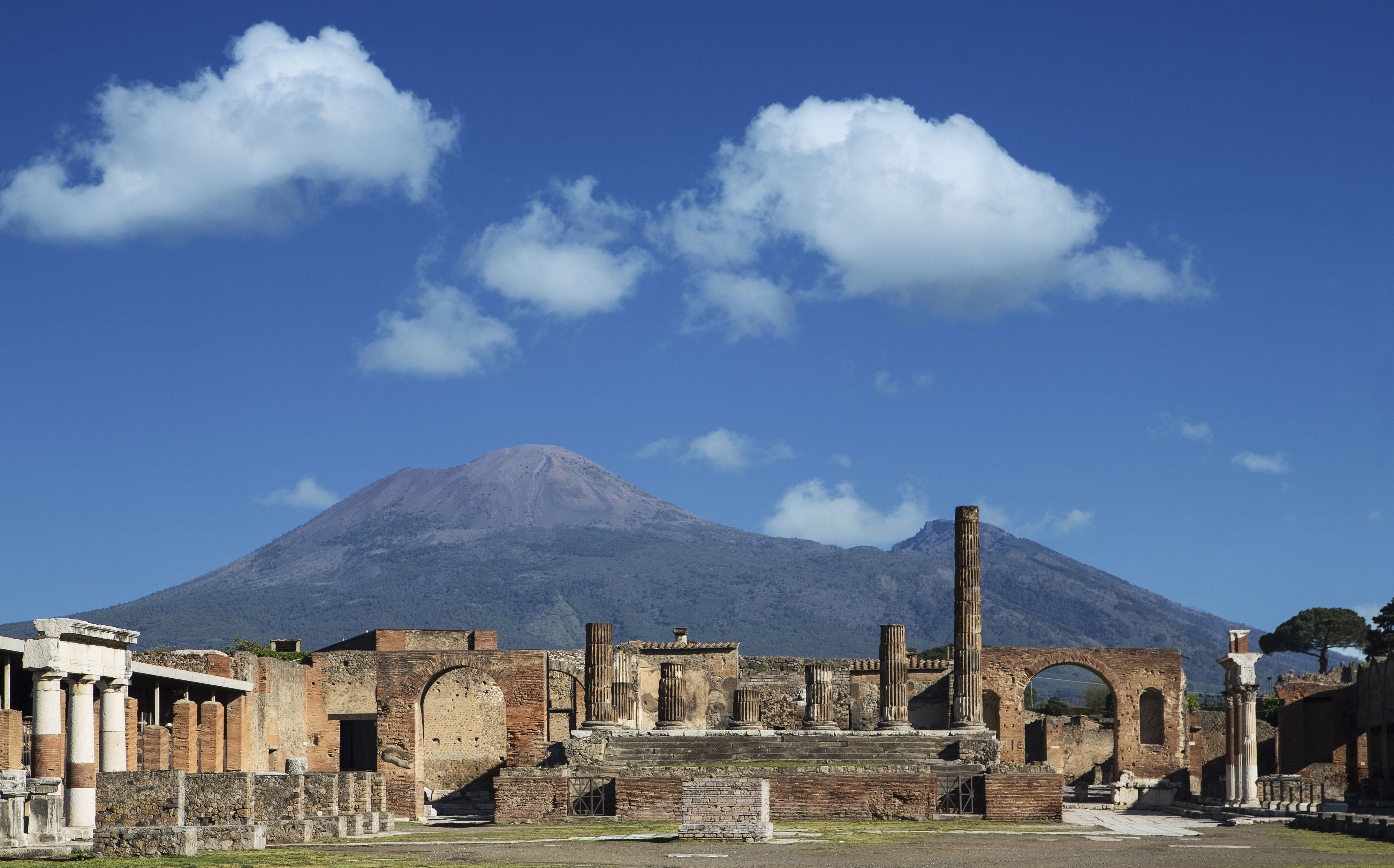 vulcan-vesuvio-and-pompei-ruins-the-forum-170423945-579cad323df78c32761d97c8.jpg