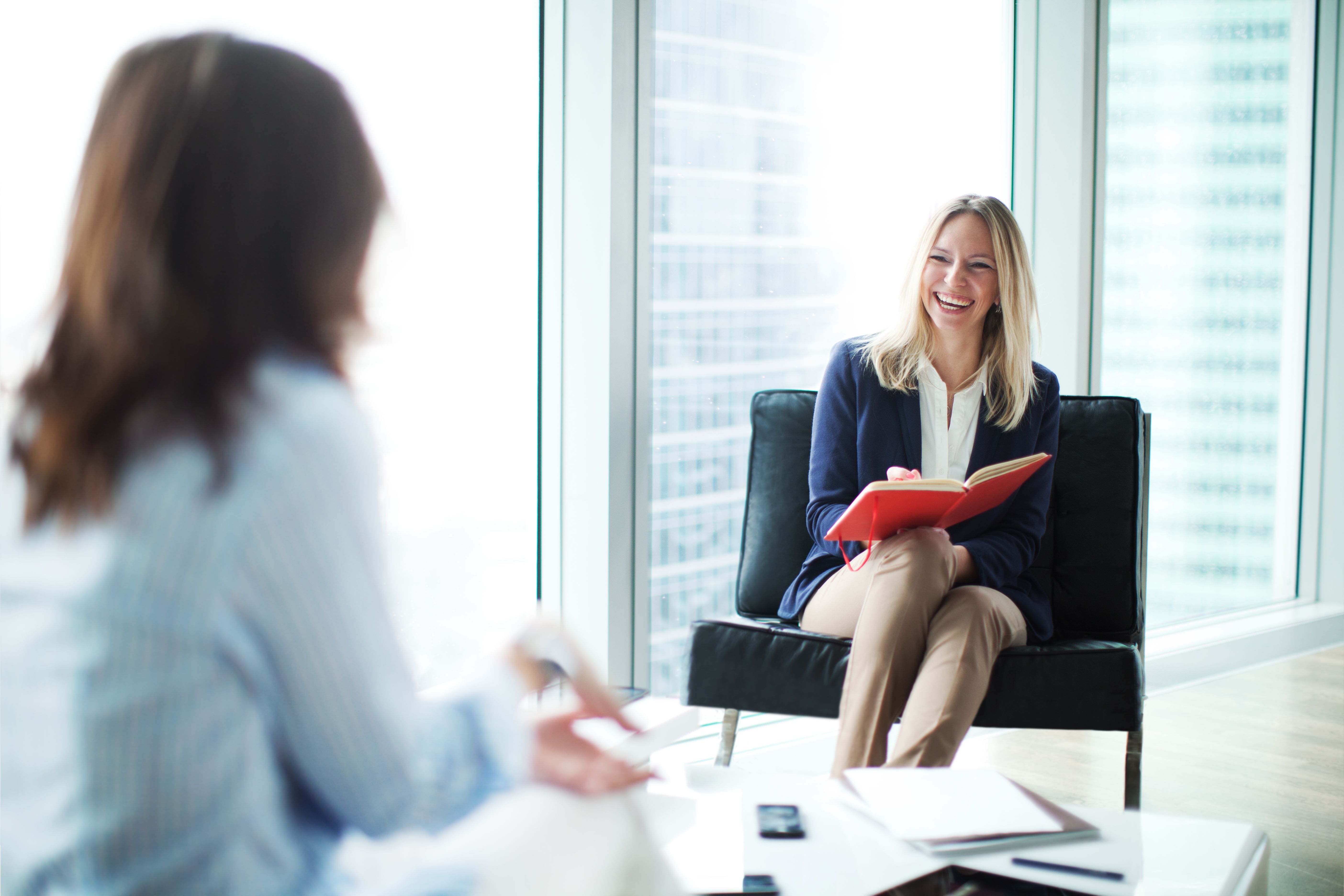 Без собеседований. Job Interview. Милая картинка для собеседования. Женщина в квартире интервью. Деловая этика женщина ISTOCK.