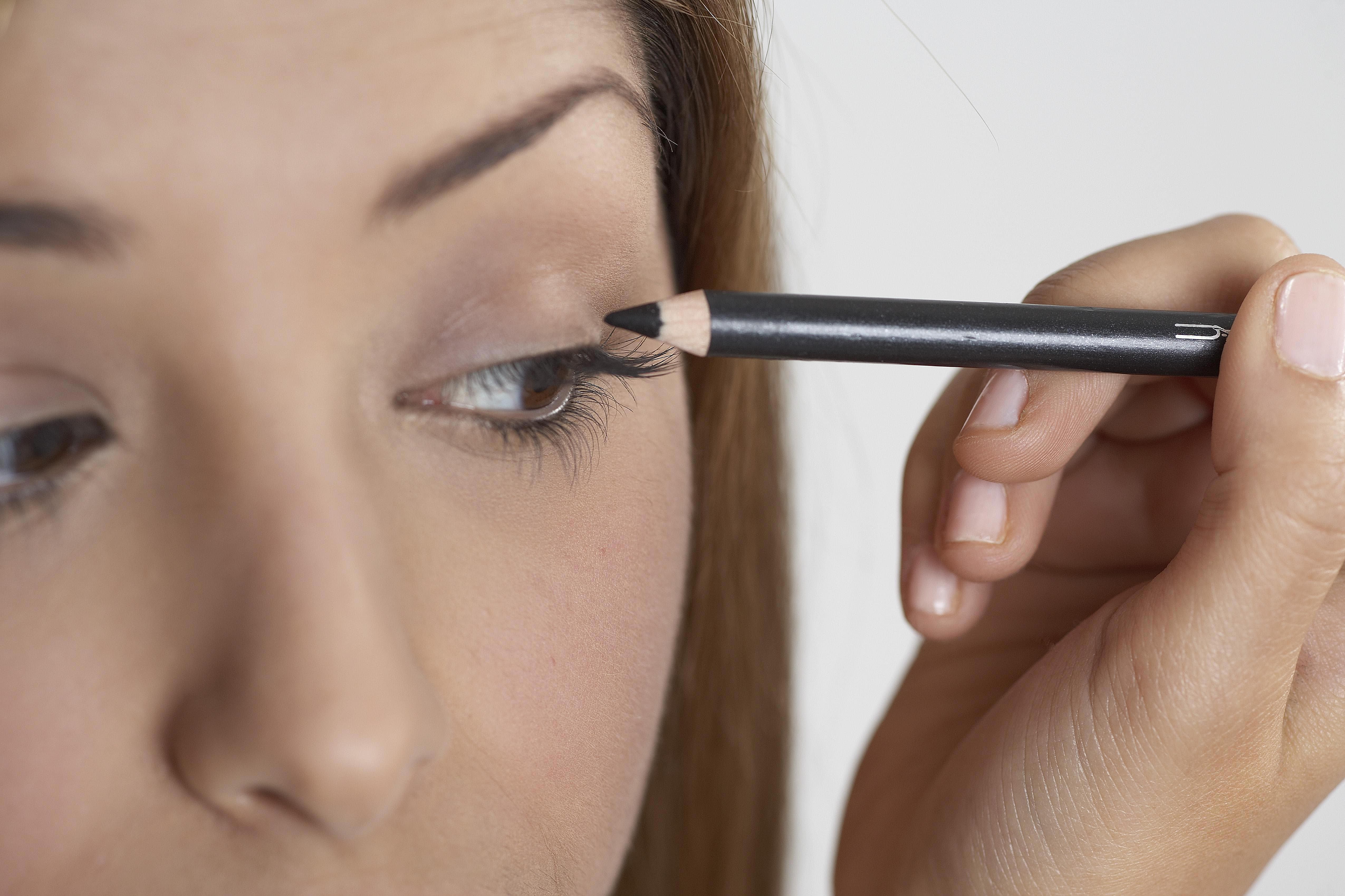 How To Apply Eyeliner Like A Pro 7143