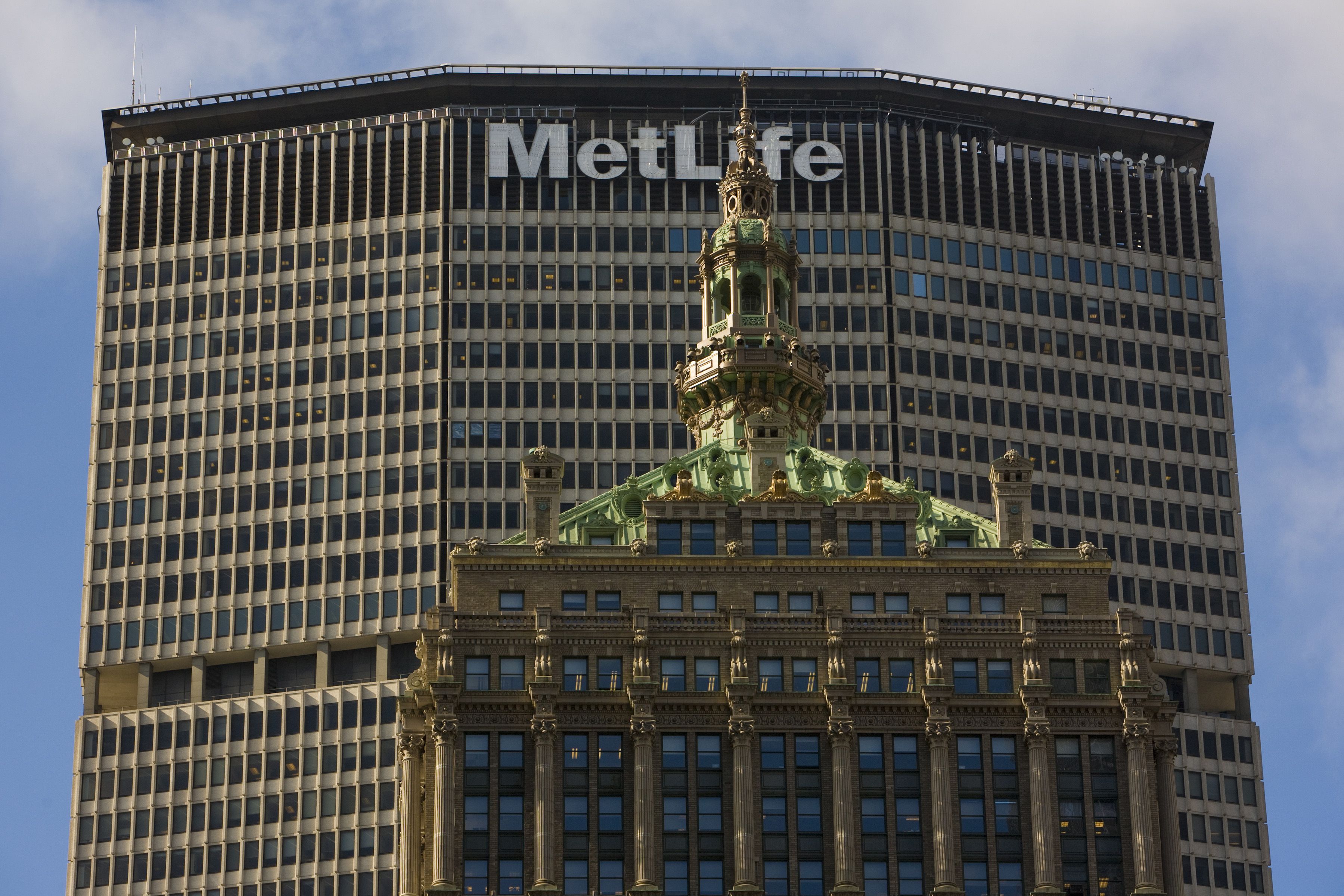 Здание перевод. New York купол здания Хелмсли. METLIFE building 1989. New York building with Fire Cases.