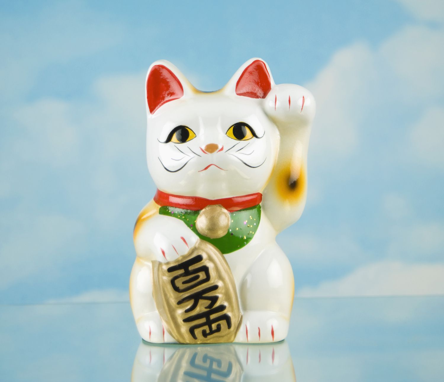 How Do You Use the Lucky  Cat  in Feng  Shui  