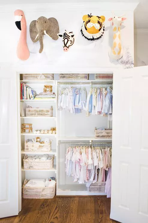 como organizar guarda roupa de bebê