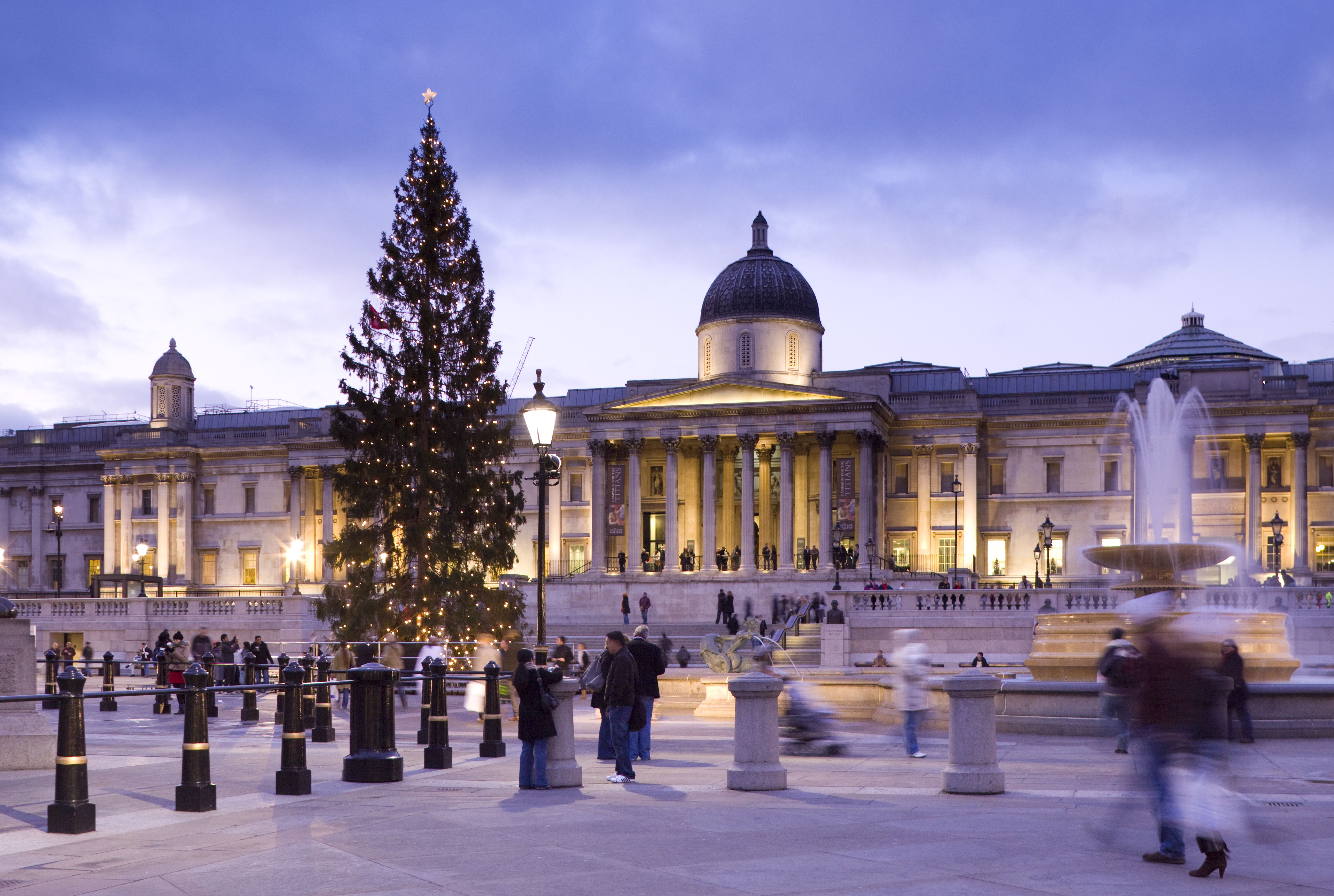 england  london  national portrait gallery and trafalgar square at christmas 143685775 5958288f5f9b58843f0142cc