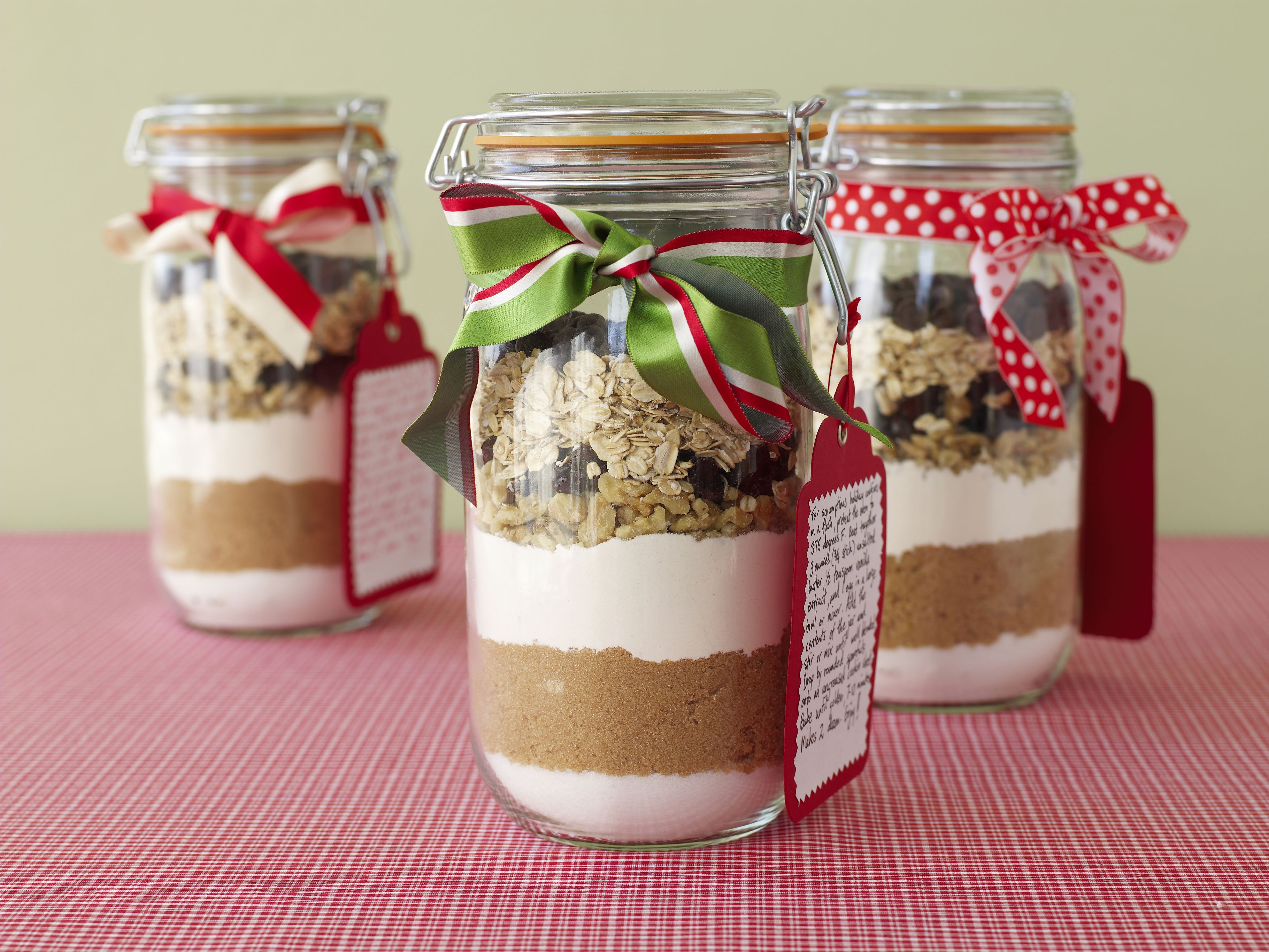 How to Make Cookies in a Jar to Give as a Gift