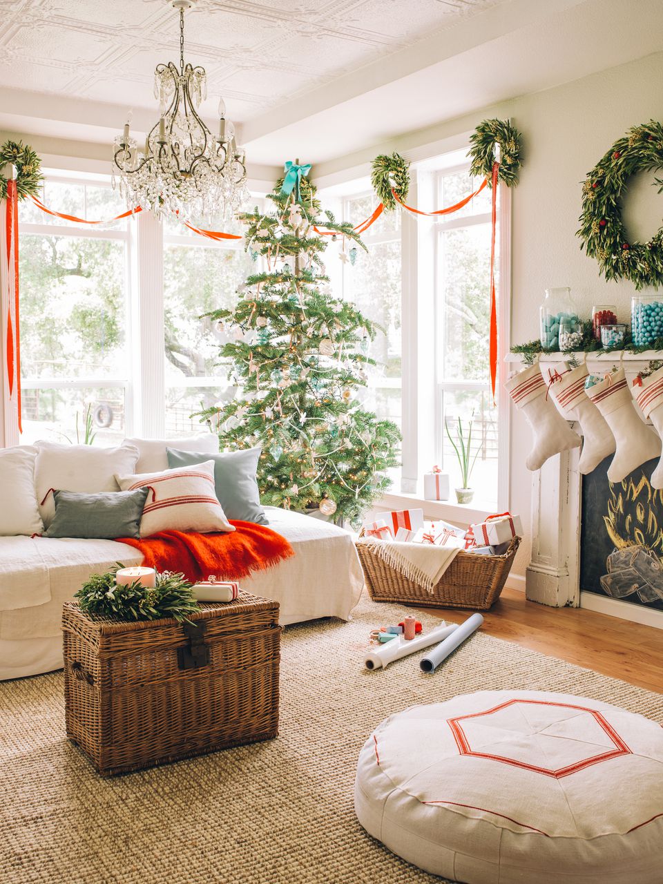 15 Beautiful  Ways to Decorate the Living  Room  for Christmas 