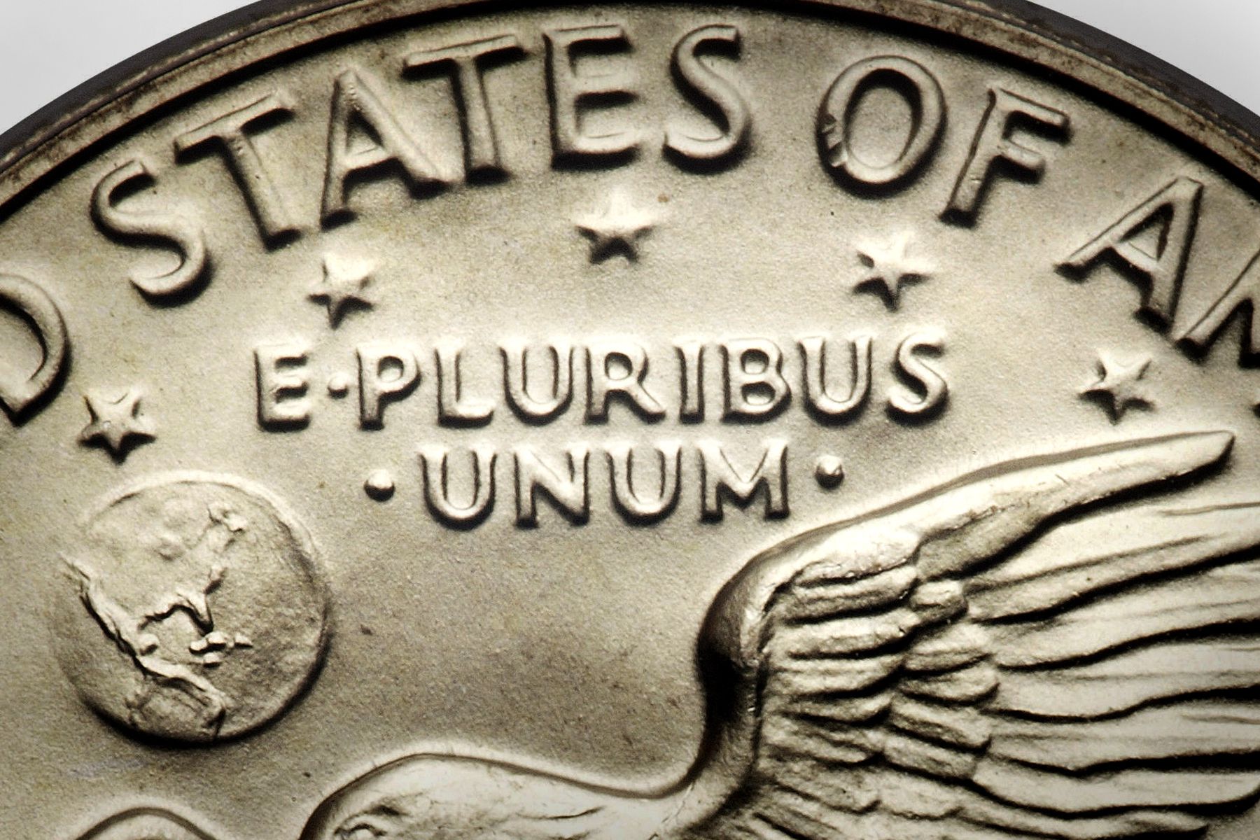 translate e pluribus unum