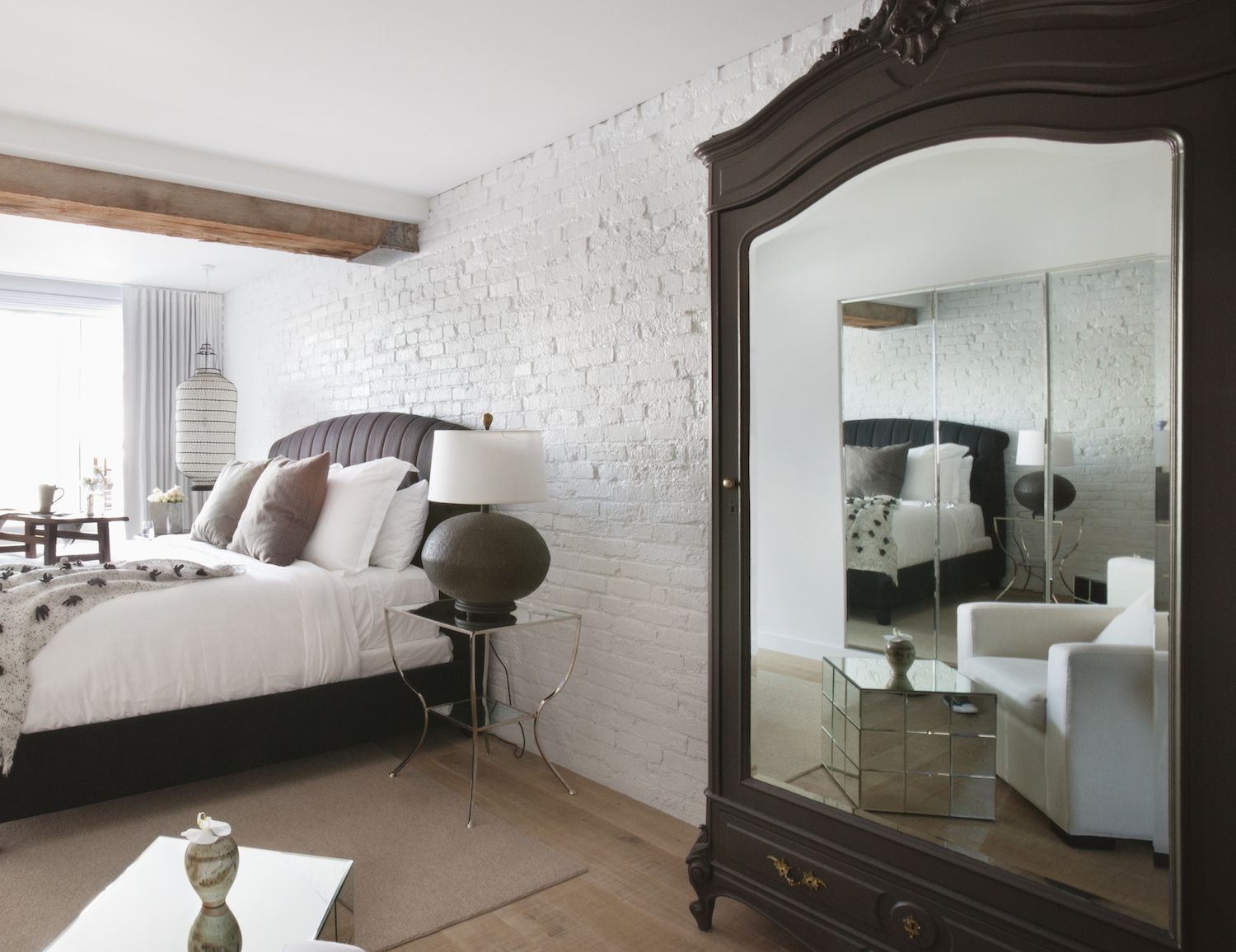 Feng Shui Tips for a Mirror Facing the Bed