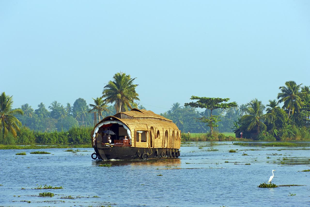 Hiring a Houseboat in Alleppey Kerala: Essential Guide