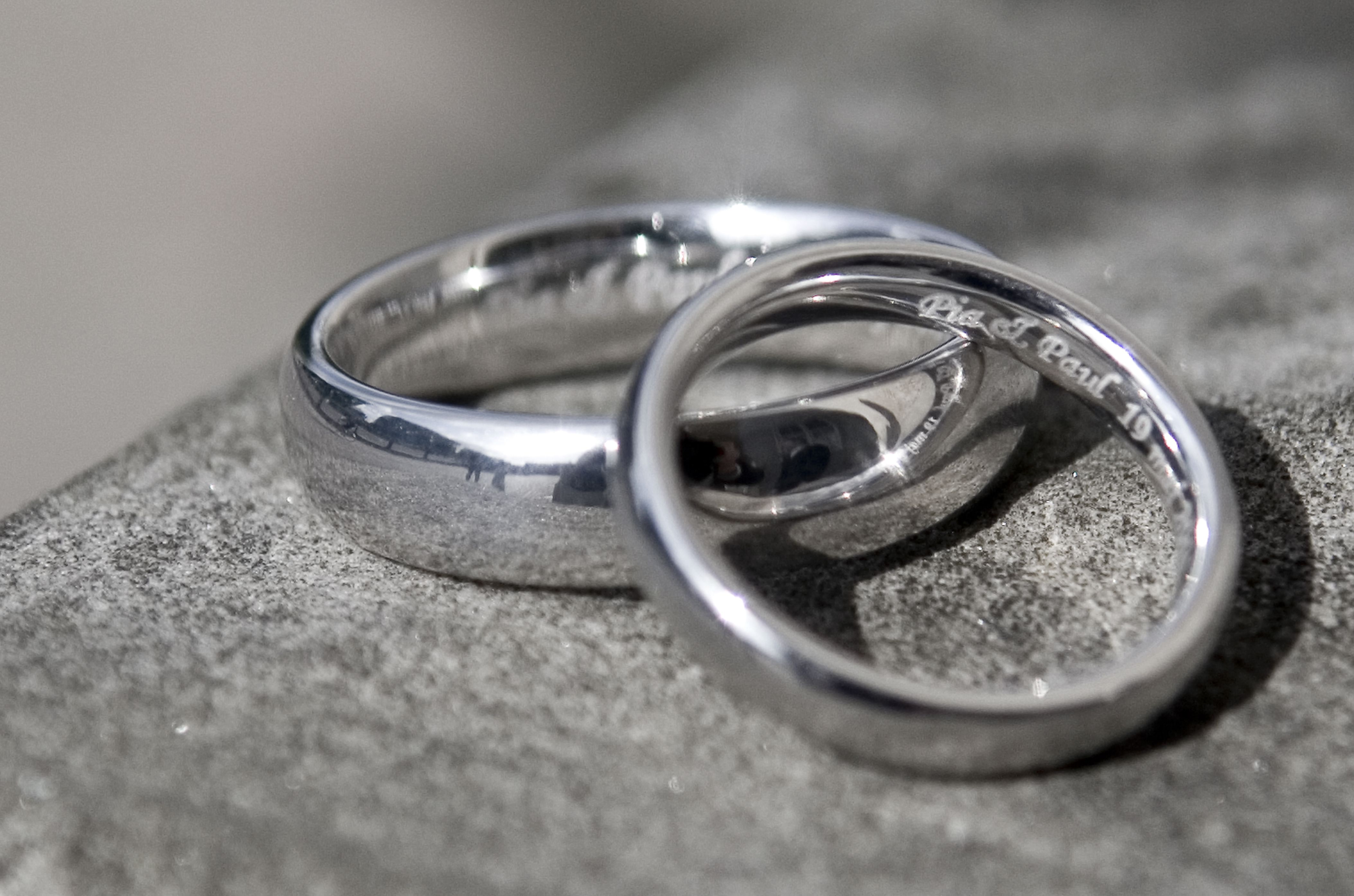 Обручальное кольцо с кольцом внутри