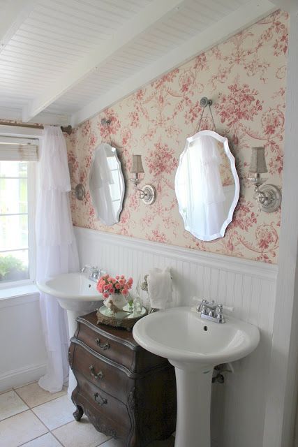 16 Glamorous Bathrooms With Wallpaper