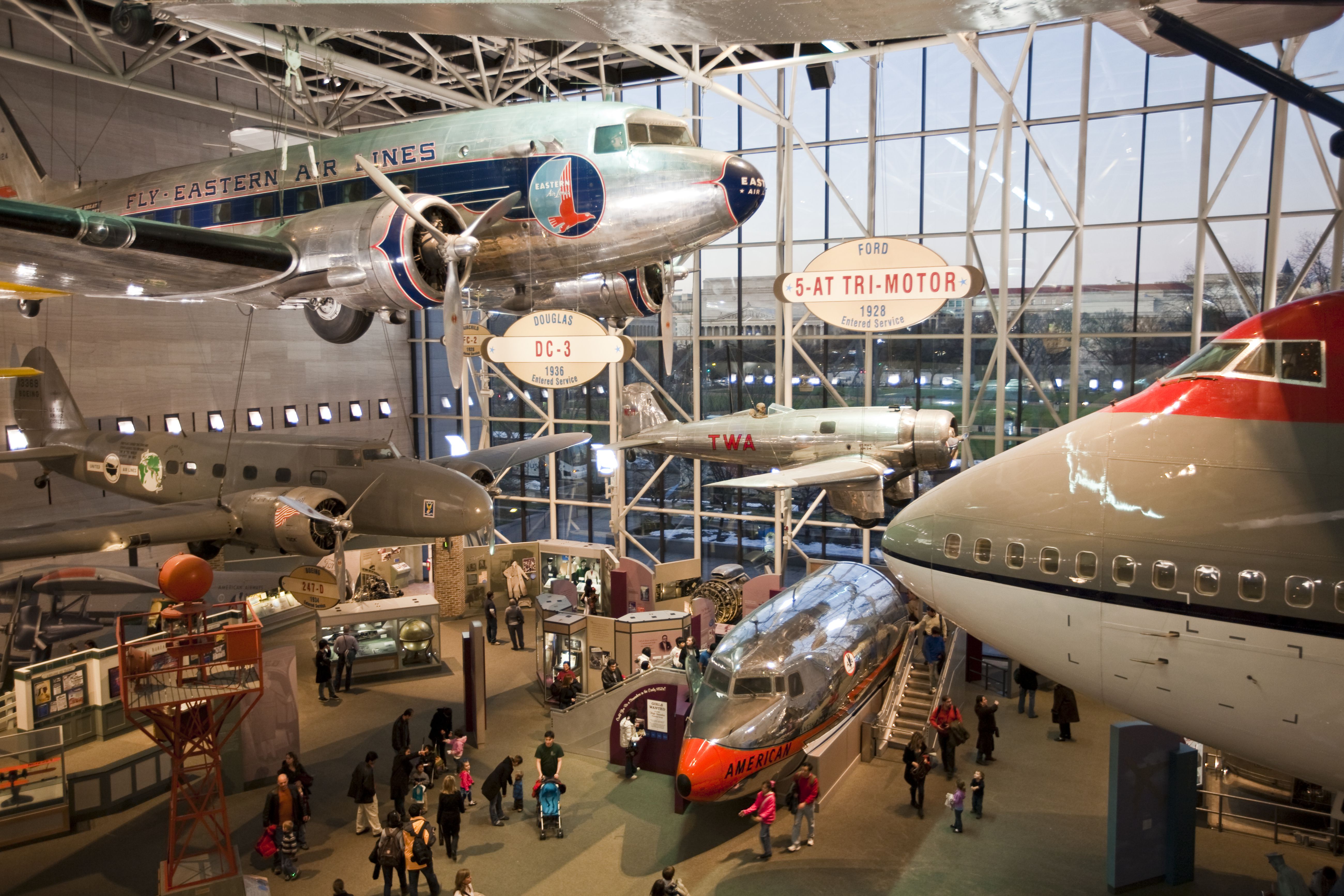 Air space museum. Национальный музей воздухоплавания и астронавтики в Вашингтоне. Вашингтон музей воздухоплавания. Смитсоновский национальный музей авиации и космоса, Вашингтон. Музей авиации в Вашингтоне.