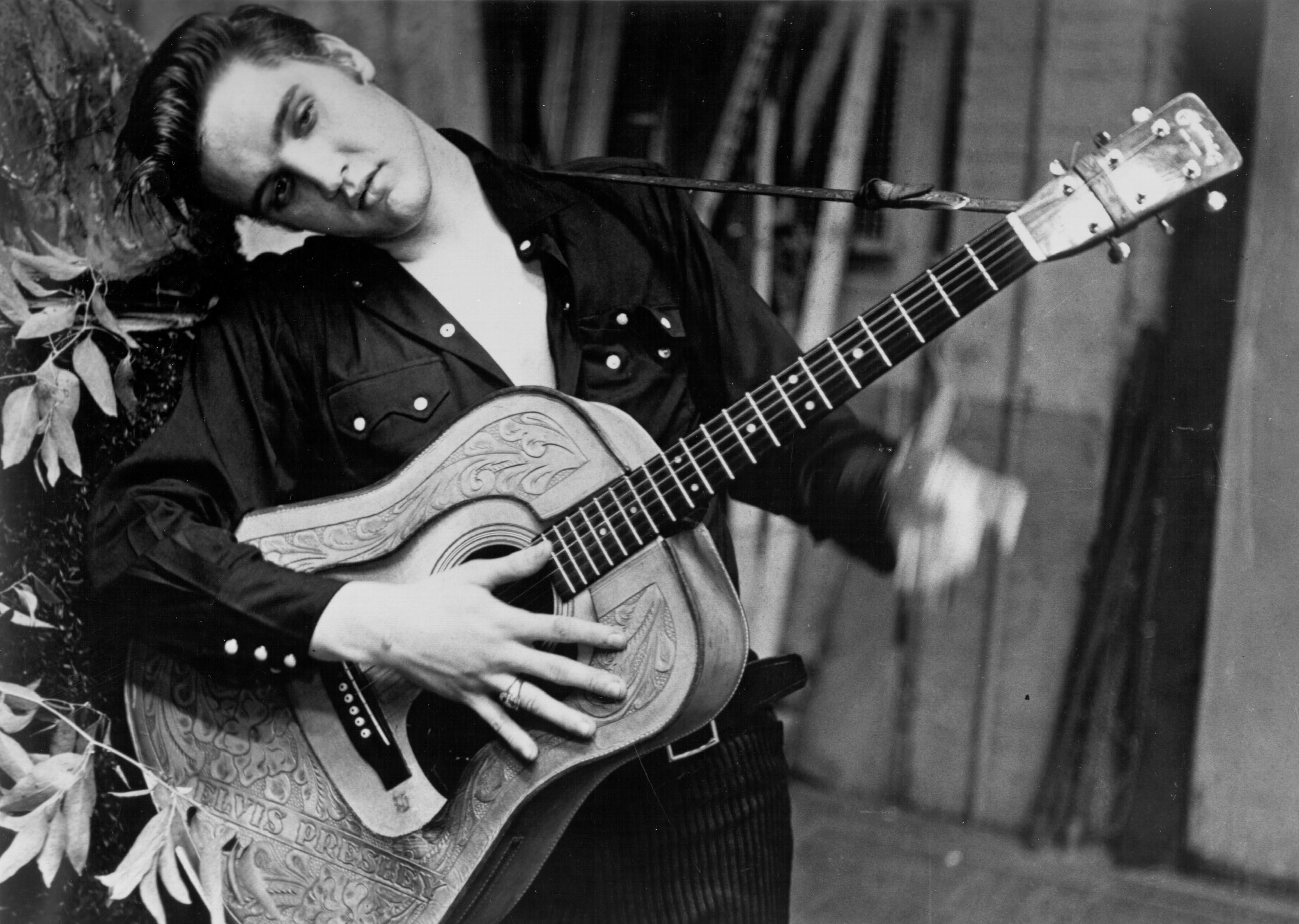 Elvis Presley Portrait With An Acoustic Guitar 74290659 59c151cc9abed500118822e8 