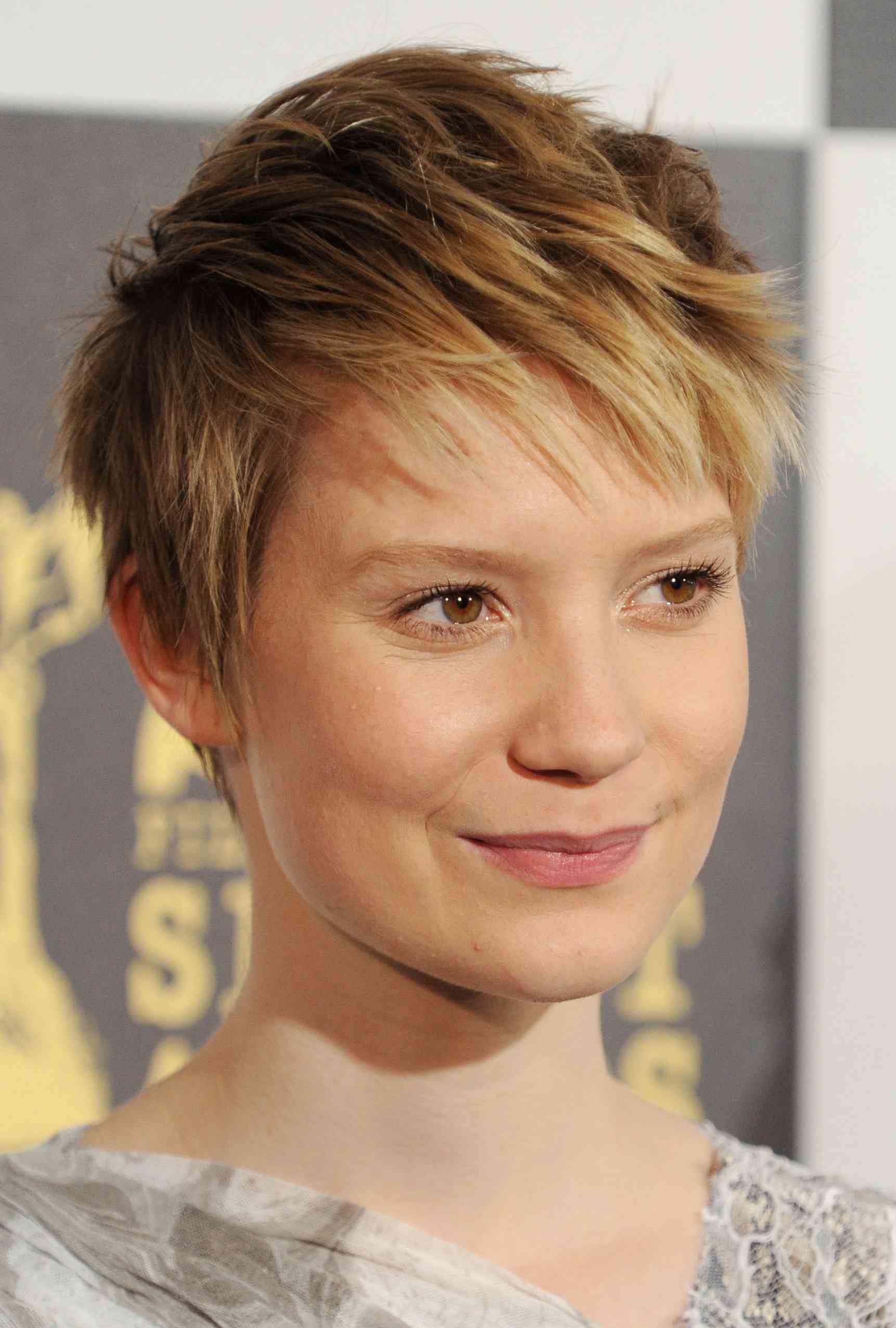 Mia Wasikowska pixie hair 56a f9b58eba4b112d9